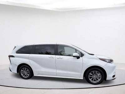 2023 Toyota Sienna LE