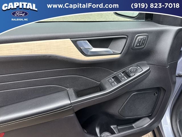 2022 Ford Escape Hybrid Titanium