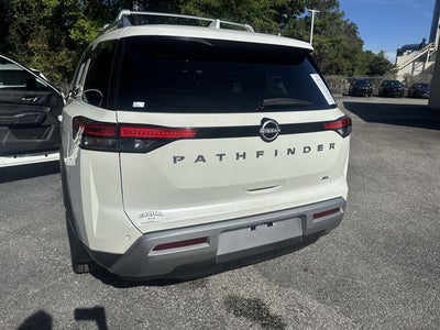 2024 Nissan Pathfinder SL