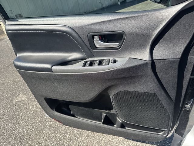 2017 Toyota Sienna SE Premium 8 Passenger