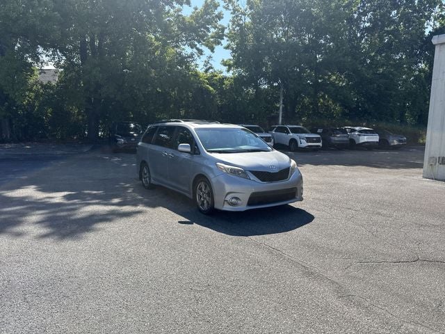 2017 Toyota Sienna SE Premium 8 Passenger