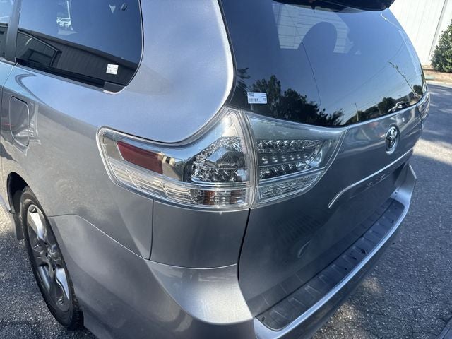 2017 Toyota Sienna SE Premium 8 Passenger