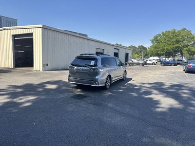 2017 Toyota Sienna SE Premium 8 Passenger
