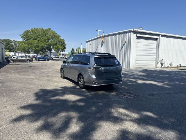 2017 Toyota Sienna SE Premium 8 Passenger