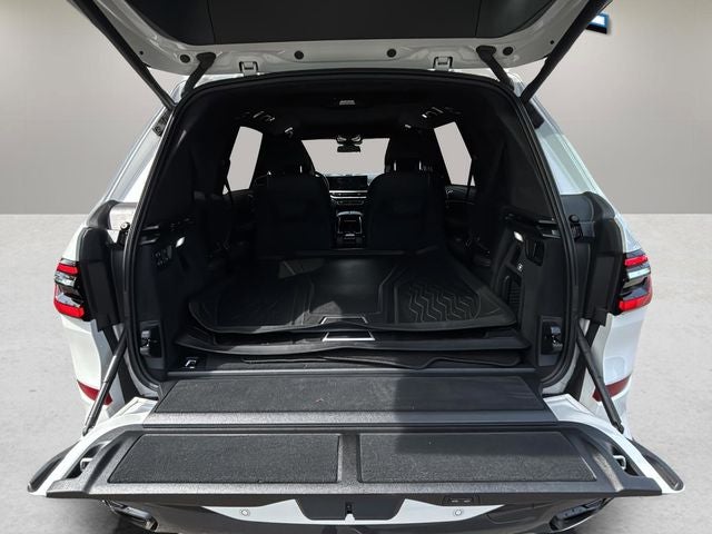2023 BMW X7 M60i