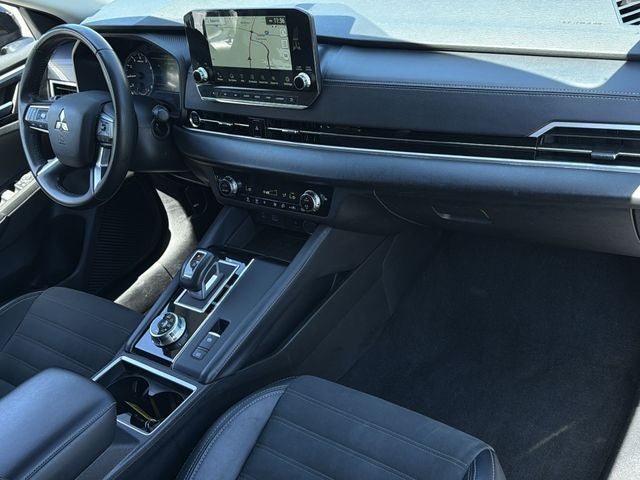 2024 Mitsubishi Outlander Base