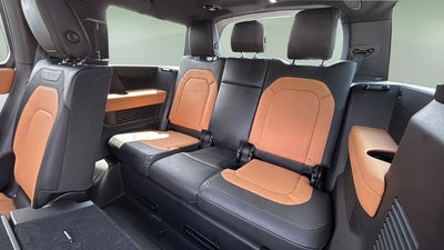 2023 Land Rover Defender 130 X-Dynamic SE