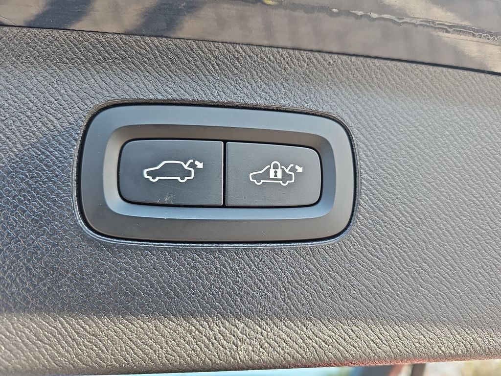 2023 Volvo XC90 B5 Core