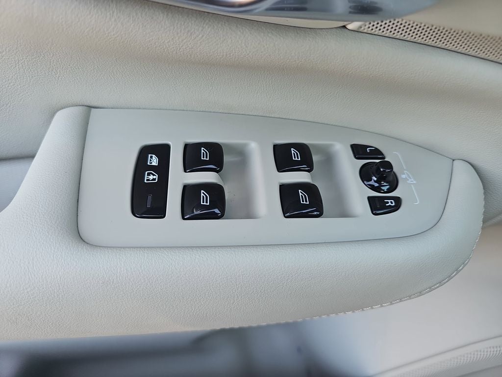 2023 Volvo XC90 B5 Core