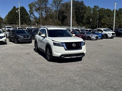 2024 Nissan Pathfinder SL