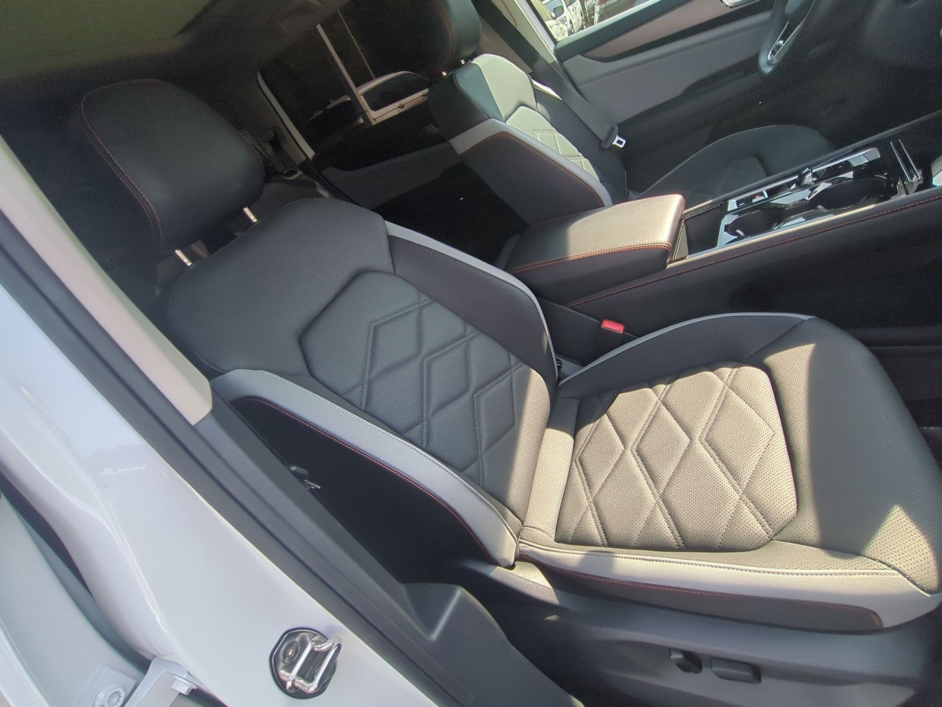 2024 Volkswagen Atlas 2.0T Peak Edition SEL