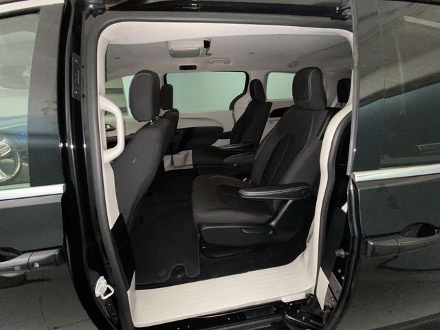 2021 Chrysler Voyager LX