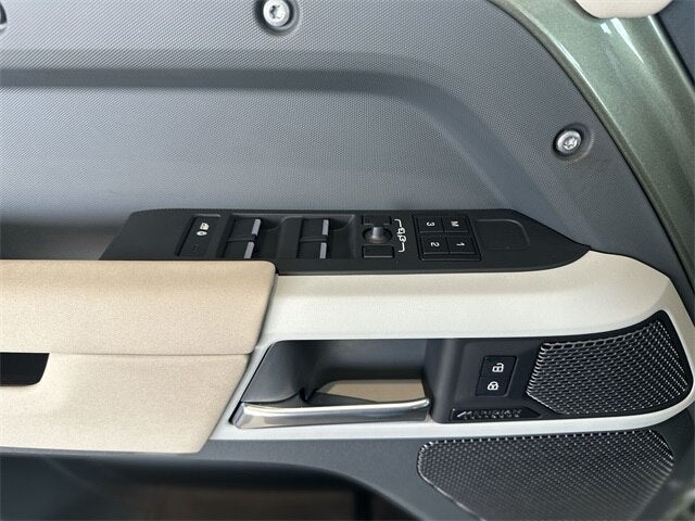 2023 Land Rover Defender 110 SE